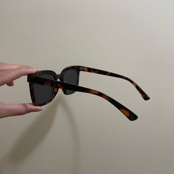 Fashionable Sunglasses 💋 - Picture 3 of 4